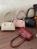 Item Quente com Relevo de Cruz Bolsa de Axila Feminina 2026 Nova Nicho Alta Aparência Bolsa de Ombro Único Versátil Toque de Luxo Bowling