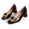 Em estoque~Sapatos de salto baixo com bico quadrado e salto grosso para mulheres, couro envernizado, fivela de metal, saltos altos, sapatos de festa de casamento, madrinha, sapatos de salto alto para mulheres