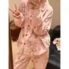 Dulce y femenino conjunto de pijama con estampado de fresas para mujer, con mangas largas y pantalones largos, perfecto para usar en otoño, ofreciendo un corte holgado y cómodo, y también se puede usar como ropa de estar en casa.