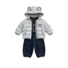 Chamarra de plumas estilo coreano para niños, conjunto de invierno, pants casuales para niños, playera básica estampada, conjunto de tres piezas, ropa para niños