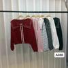 Suéter Design Sense Feminino Nicho 2024 Novo Outono e Inverno Botão Borboleta Curto Manga Longa Lapela Grande Suéter Vermelho