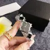 Reloj para Mujer con Logo Personalizado Trébol de Cuatro Hojas Pulsera Negra Dorada Reloj para Mujer Estilo Pulsera Venta al por Mayor Transfronteriza Reloj Impermeable