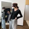 Elegante y sofisticada camiseta base de punto con cuello en V para mujer, nuevo estilo otoño/invierno 2026, se puede usar como capa interior o como top