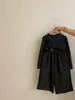 Novo look de outono para meninas: um top de tricô com gola redonda, estilo retrô e modelagem afunilada, combinado com calças largas e soltas - um conjunto de duas peças