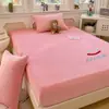 Novo Conjunto de Lençol de Lã de Leite Três Peças Lavável Protetor de Cama de Cobertura Total Design Bordado de Rosto Sorridente Lençol Peça Única