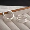 Brincos Redondos Assimétricos Escovados Personalizados Europeus e Americanos Luxo Acessível Versátil Nicho Estilo Frio Brincos de Argola da Moda