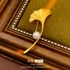 Broche de Hoja de Arce y Perla Chapado en Oro Real, Accesorio de Pin de Moda Retro de Gama Alta con un Diseño Único, Accesorio de Ropa de Nicho