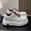 Sapatos brancos pequenos de sola grossa sapatos femininos 2025 primavera e outono novos todos os jogos esportivos casuais muffin com plataforma sapatos de skate leves com cadarço