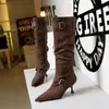 315-A23 Estilo Europeo Punta Puntiaguda Hebilla de Cuero Tacón de Bloque Tacón Fino Delgado Sexy Botas Adelgazantes Gamuza de Alta Calidad Botas Largas para Mujer