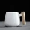 Tazas de cerámica con mango de madera, par sencillo de tazas de café con tapas y cucharas, venta al por mayor del fabricante, logotipo personalizado
