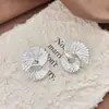 Brincos irregulares texturizados torcidos estilo europeu e americano para mulheres, luxo leve, alta moda, brincos elegantes, atacado