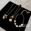 ¡Sombras de Flores bajo la Luna! Pulsera de Flor de Acetato de Zirconio Blanco, Lujo Ligero y Sensación de Alta Gama, Joyería Electrochapada en Oro Real de 14K