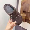 Chinelos fechados de bolinhas estilo francês para mulheres, adequados para uso externo, outono e inverno de 2026, chinelos meia-lua de camurça Maillard com solas macias, tamancos Birkenstock