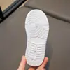 Zapatos Blancos para Niños 2026 Primavera y Otoño Nuevos de Malla Transpirable Zapatos Deportivos Blancos para Niños Zapatos Casuales de Tabla para Niñas Modernos