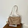 Bolso de hombro retro estilo coreano, versátil para cualquier atuendo, perfecto para otoño, con gran capacidad, elegante, casual y que irradia una sensación de alta gama.; una bolsa de almohada cruzada