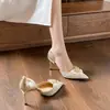 Elegantes sapatos de salto alto com lantejoulas douradas para mulheres 2025, bico fino, adequados para banquetes, noivas, casamentos e vestidos de noiva, sapatos de cristal de uso duplo