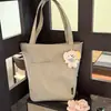 Bolsa de lona estilo japonés de alta calidad y elegante, perfecta para el uso diario, con gran capacidad, adecuada para estudiantes y viajeros, y se puede llevar como bolso de hombro.