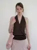 Chaleco de punto marrón con cuello halter y espalda descubierta para mujer, nuevo top chic sin mangas de verano 2026
