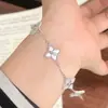 Pulsera de Trébol de Cuatro Hojas con Circonita y Nácar, Joyería de Estilo Lujo Ligero y de Gama Alta, Nuevo Modelo Popular de 2026 para Mujeres, Al por Mayor en Stock
