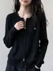 Colección de otoño para mujer talla grande: un suéter de punto trenzado elegante y adelgazante con un diseño de doble cremallera
