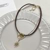 Collar y pulsera con colgante de estrella de sol de doble capa estilo retro europeo y americano, cadena de clavícula de cuero a la moda, accesorios de alta calidad