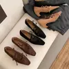 Zapatos de Boca Baja con Cadena de Felpa Artificial Exquisita Color Marrón Albaricoque Negro Sin Punta para Mujer en Stock