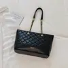 Bolsa acolchoada estilosa de grande capacidade para mulheres, novo modelo 2026, adequada para o trabalho e o trajeto diário, bolsa de ombro de cor sólida, pode ser carregada como uma bolsa tote