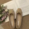 Sapatos de aumento de altura estilo coreano com laço, sapatilhas de camurça para mulheres, novos sapatos vermelhos para noite primavera e outono 2026