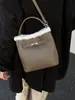 Bolso de Mano Simple de Invierno para Mujer 2026 Nueva Moda Bolso Cubo de Gama Alta Versátil para Viajar al Trabajo Bolso de Hombro Único Cruzado
