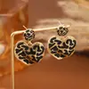 Falda de Moda con Estampado de Leopardo, Aretes en Forma de Corazón, Estilo Vintage Dorado, Joyería Transfronteriza Creativa Clásica de Nicho