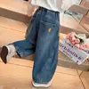 Pantalones de Sarga Bordados con Guadaña de Dibujos Animados Otoño Nuevo Transfronterizos 2026 Versión Coreana Pantalones Vaqueros Escolares para Niñas Ropa Infantil Moda al por Mayor