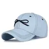 Nueva gorra de béisbol de bloques de color para mujer con lazo bordado tridimensional, moderna y versátil para primavera y otoño, sombrero para el sol al por mayor