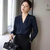 Nueva camisa blanca de satén con cuello en V de alta gama para otoño para mujer, elegante camisa interior para traje, top profesional de manga larga estilo francés