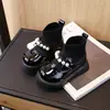 Botas de algodão para meninas, os melhores vendedores do outono e inverno, modernas e versáteis para meninas pequenas, sapatos de couro com forro duplo de algodão, botas curtas de princesa de cano médio com pérolas para meninas