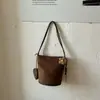 Colección de otoño 2026 transfronteriza: bolso de hombro simple y elegante, bolso tipo cubo retro y chic, versátil para ir al trabajo, y un bolso de moda para llevar debajo del brazo