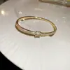 Pulseira Aberta Banhada a Ouro 18K Real com Zircônia em Formato de Cobra Moda Europeia e Americana Pulseira Versátil Design de Nicho Joia de Mão para Mulheres