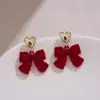 Brincos Estilo Hepburn Retrô Brincos de Pelúcia com Laço de Veludo Vermelho Brincos Elegantes Doces de Inverno para Mulheres