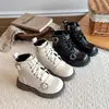 Botas Infantis Estilo Martin 2026 Outono/Inverno Novo Estilo Botas Curtas da Moda para Meninas Estilo Britânico Botas da Moda com Coração