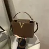 Bolso de Hombro Cruzado Versátil de Moda de Alta Gama con Textura de Leopardo Retro en Forma de V para el Invierno 2026