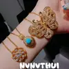 Artesanato Antigo em Ouro, Colar com Pedra Gema Borboleta Esculpido à Mão e Incrustado, Novo Estilo Chinês Flor da Fortuna Rotativa Corrente de Clavícula com Diamante Brilhante