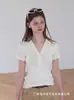 Camiseta de manga corta con cuello polo de hombro recto estilo old money para mujer, top de punto de verano con cuello de solapa, blanco fino