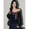 Camiseta de Manga Larga con Hombro Descubierto, Estilo Dulce y Picante, Cuadros Patchwork, Ajustada, para Mujer, Nuevo Modelo Primavera 2026, con Lazo