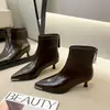 Botas Estilo Britânico de Couro Macio Salto Baixo Bico Fino Salto Agulha Cano Fino 2026 Inverno Novas Botas de Moda Pretas Cano Curto Salto Médio Femininas