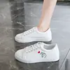 Novos Sapatos Brancos 2025 para Mulheres Moda de Comércio Exterior Sapatilhas Tênis com Cadarço Casuais Outono Tamanho Grande Sapatos Femininos Esportivos Sapatos Brancos