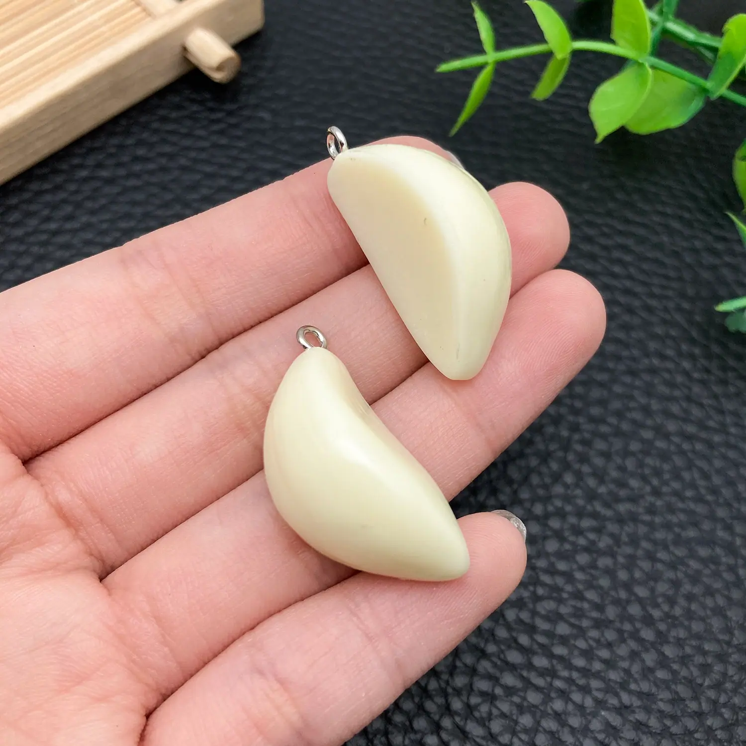 24291-HGZ-白色树脂蔬菜立体大蒜15x15x31mm