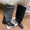 Zapatos de mujer estilo europeo, colección otoño/invierno 2026: botas altas a la moda, plisadas, de suave piel de becerro curtida vegetalmente, punta cuadrada, sin cordones, de suela plana y que aumentan la altura