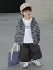 Conjunto de Três Peças com Capuz Listrado para Meninos Primavera e Outono Estilo Coreano Roupa Estilosa e Descolada Infantil Roupas da Moda para Bebê para Exportação