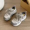 2026 Sapatos de Pai Versáteis de Verão Novo Estilo Color-Block para Mulheres, Tênis Casuais Respiráveis de Malha, Sola Grossa e Leve