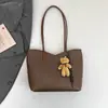 Bolso tote minimalista de gran capacidad estilo coreano para mujer, bolso de hombro de moda para la ciudad con colgante de oso versátil, bolso de mano de alta gama