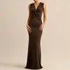 Vestido de noite estilo europeu e americano transfronteiriço com decote em V, cintura torcida, cauda de sereia, sem mangas, modelagem justa, elástico, longo para festas e banquetes